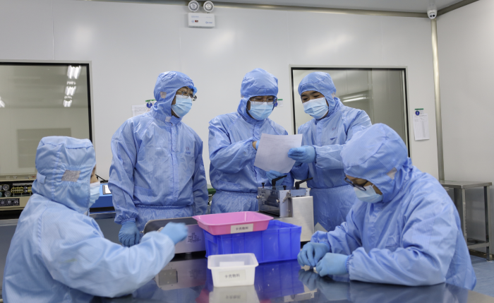 圖為第四分局監(jiān)管人員在一家企業(yè)新冠抗體檢測(cè)試劑生產(chǎn)車間檢查。