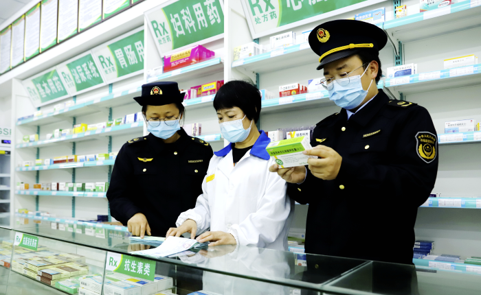 圖為11月29日，該局執(zhí)法人員在一家藥店檢查藥品的進(jìn)貨查驗(yàn)記錄。