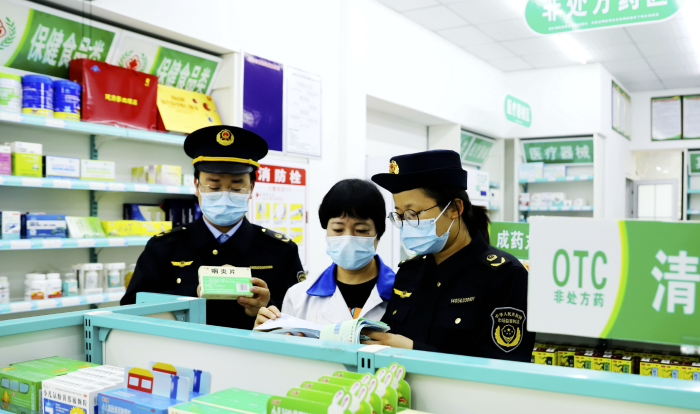 圖為12月1日，該局執(zhí)法人員在一家藥店檢查銷售“四類藥品”實(shí)名登記情況。