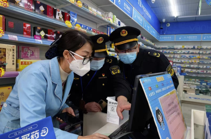 圖為該局執(zhí)法人員在一家藥店檢查“四類藥品”登記情況。