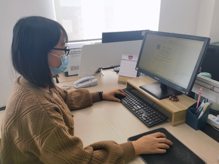 圖為電子證明下發(fā)后，企業(yè)人員下載查看證明。