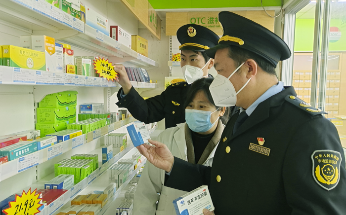 圖為12月12日，該局執(zhí)法人員在一家藥品零售企業(yè)檢查藥品。