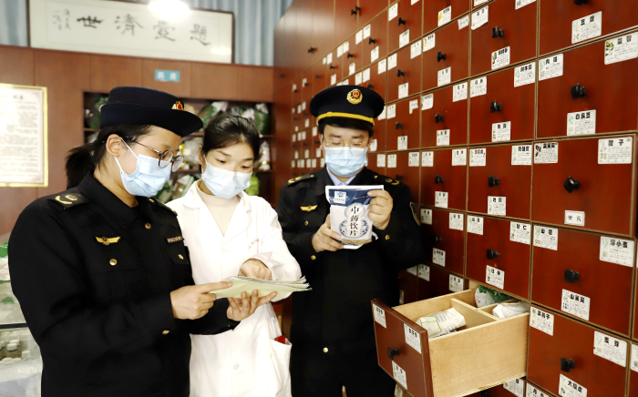 圖為12月12日，該局執(zhí)法人員在一家零售藥店檢查中藥飲片質(zhì)量。