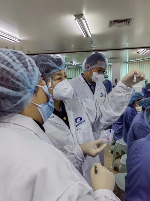 圖：北京市藥監(jiān)人員在抗原試劑企業(yè)進行檢查。