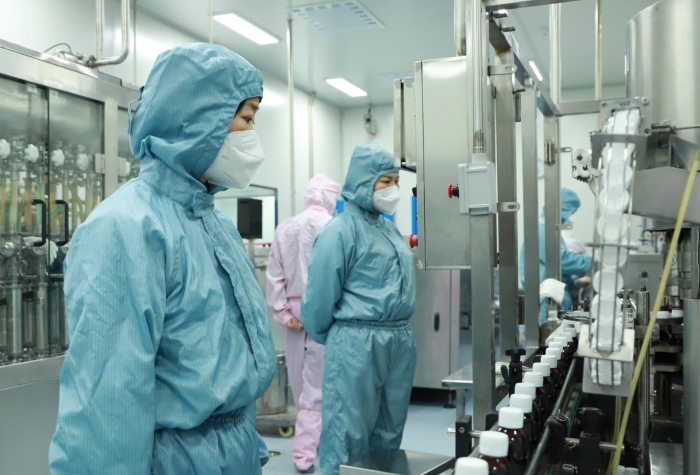 圖為國藥集團(tuán)藥物生產(chǎn)場(chǎng)景。