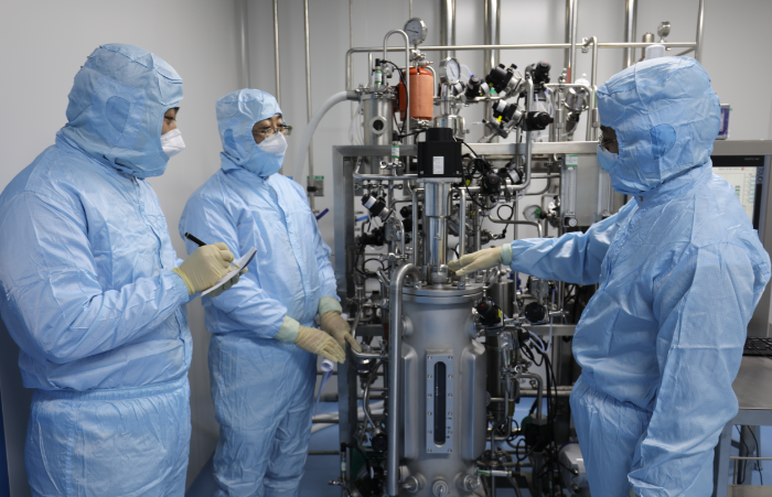 圖片為第四分局監(jiān)管人員在一家企業(yè)活性生物骨生產(chǎn)車間進(jìn)行現(xiàn)場(chǎng)檢查。