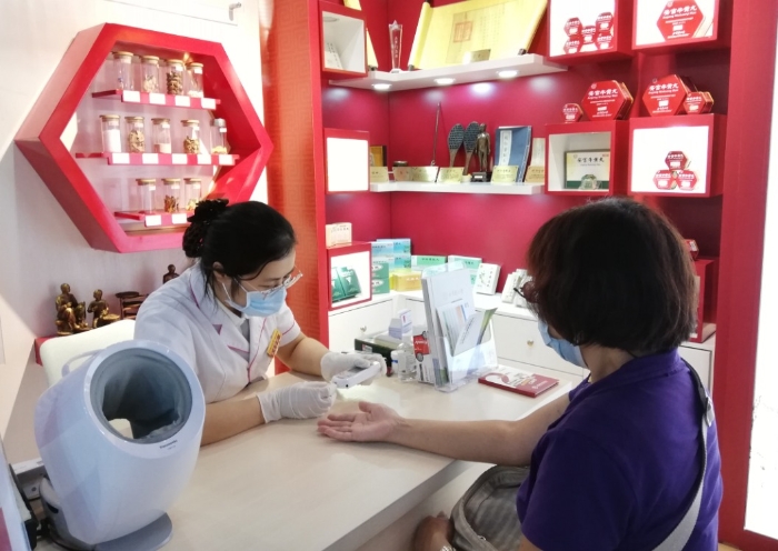 廣東省-廣州市-海珠區(qū)-北京同仁堂廣州藥業(yè)連鎖有限公司昌崗店-陳燕琦（工作照）