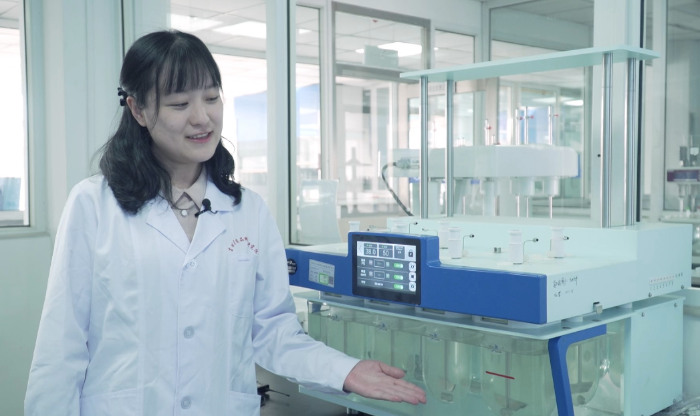 圖為吉林省省藥檢院檢驗人員介紹檢驗設備。