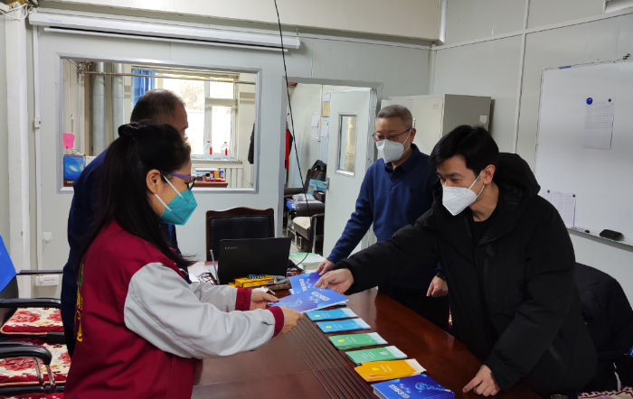 圖為四平檢查分局執(zhí)法人員進企業(yè)發(fā)放安全用藥宣傳資料。