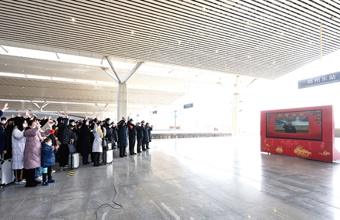 1月18日，中共中央總書記、國家主席、中央軍委主席習(xí)近平在北京通過視頻連線看望慰問基層干部群眾，向全國各族人民致以新春的美好祝福。這是習(xí)近平通過視頻連線，同鄭州東站鐵路客運(yùn)干部職工和旅客親切交流。新華社記者 燕雁 攝