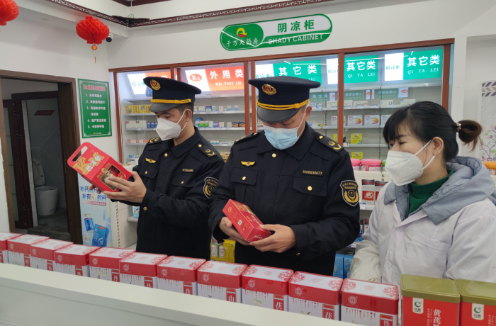 圖為該局執(zhí)法人員在一家零售藥店檢查西洋參質(zhì)量。