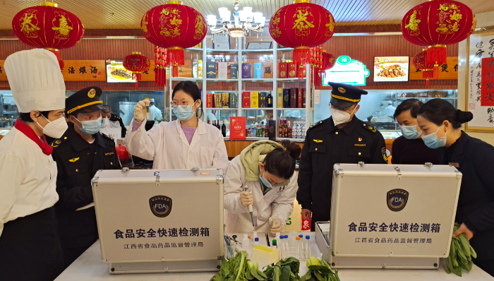 圖為1月16日，該局執(zhí)法人員在一家超市對食品進(jìn)行快速檢測。