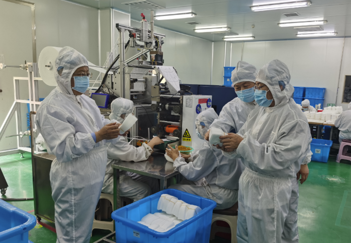 圖為第五分局執(zhí)法人員在一家企業(yè)檢查藥品生產(chǎn)情況。