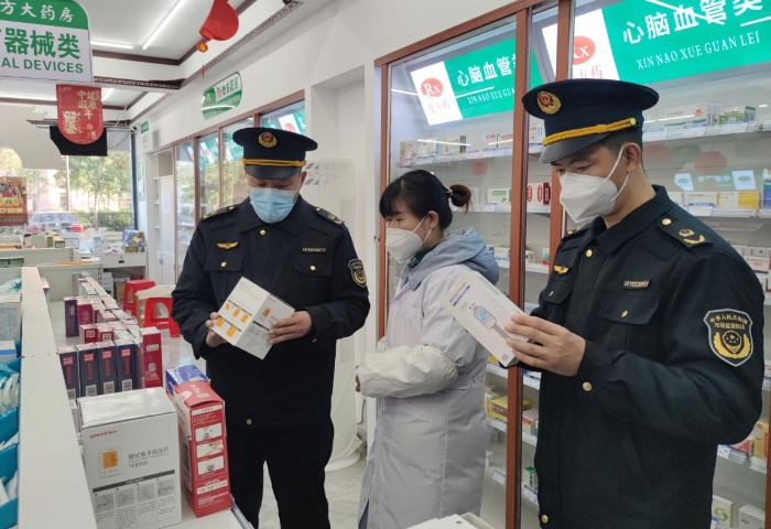 圖為該局執(zhí)法人員在一家零售藥店檢查電子血壓計。