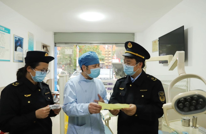 圖為2月7日，該局執(zhí)法人員在一家口腔診所檢查藥械使用情況。