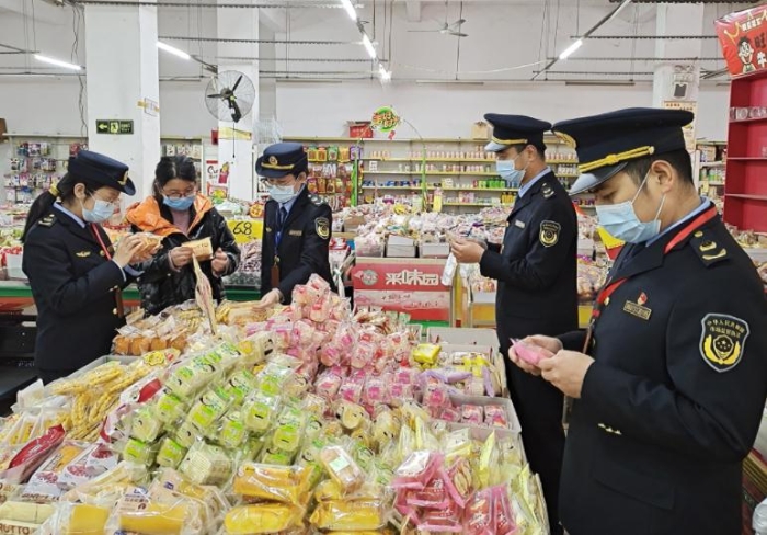 2月8日，該局執(zhí)法人員在一家鄉(xiāng)鎮(zhèn)食品店內(nèi)檢查食品。