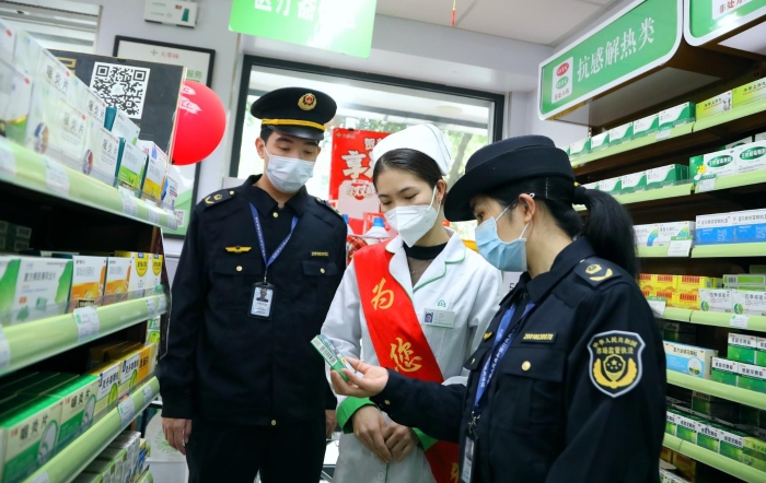 圖為該局執(zhí)法人員在一家零售藥店開展執(zhí)法檢查。