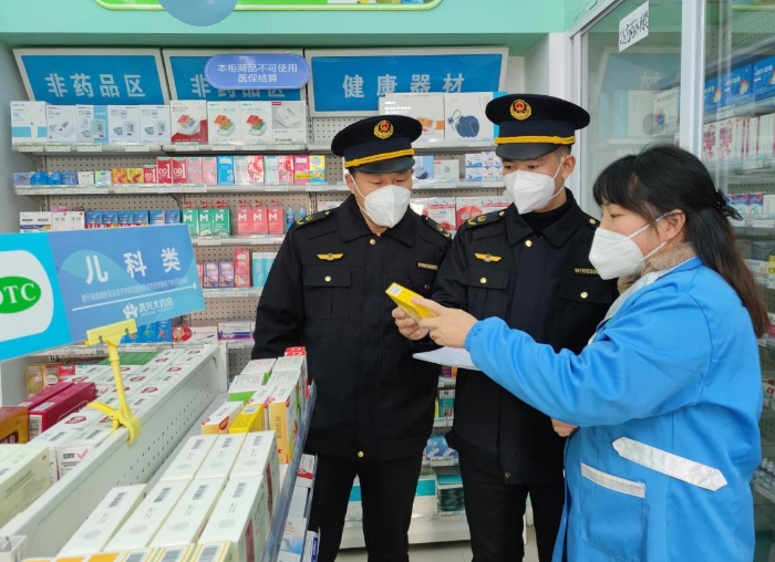 圖為該局執(zhí)法人員在檢查兒童止瀉藥品。