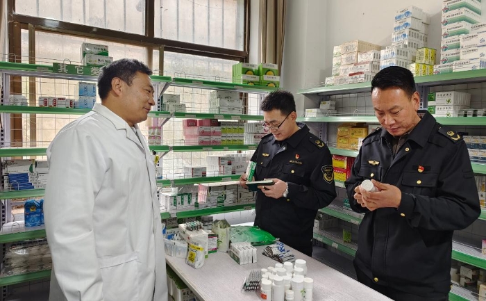 圖為該局執(zhí)法人員在一家藥店進(jìn)行抽檢。