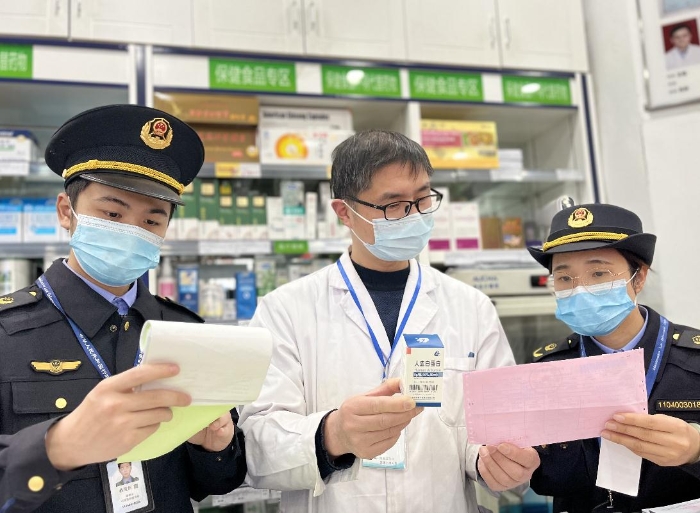 圖為該局執(zhí)法人員對(duì)藥店在售人血白蛋白進(jìn)貨記錄進(jìn)行核對(duì)。