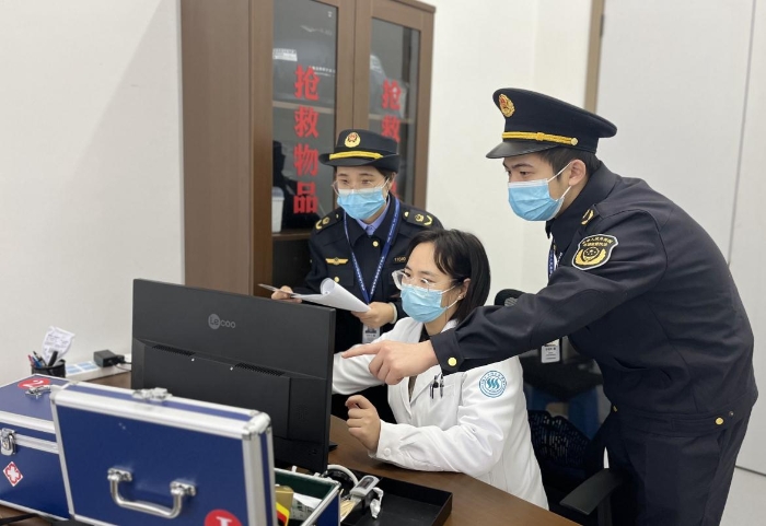 圖為該局執(zhí)法人員對校醫(yī)院的藥品進(jìn)貨記錄進(jìn)行核對。