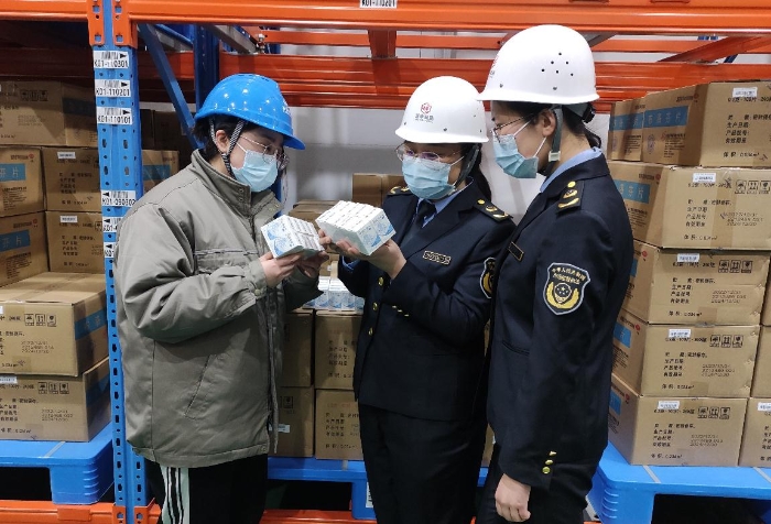 圖為該分局監(jiān)管人員在一家藥品生產(chǎn)企業(yè)對阿茲夫定片進(jìn)行現(xiàn)場檢查和監(jiān)督抽樣。