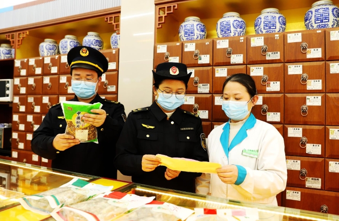 圖為2月21日，該局執(zhí)法人員在一家零售藥店檢查中藥飲片質(zhì)量。