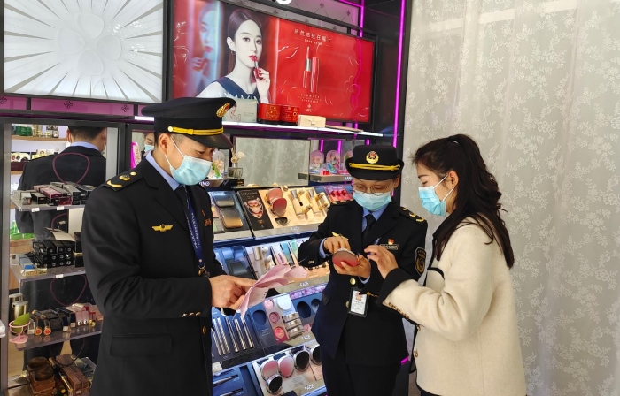 圖為執(zhí)法人員正在一家化妝品零售店開展檢查和宣傳活動(dòng)。