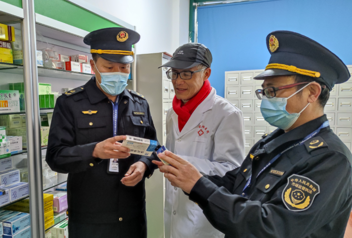 圖為2月28日，該局執(zhí)法人員在一家民營醫(yī)院檢查藥品質(zhì)量。