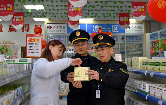 圖為2月28日，該局新妙鎮(zhèn)市場監(jiān)管所執(zhí)法人員在一家藥店檢查藥品銷售情況。