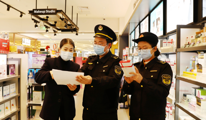 圖為3月3日，該局執(zhí)法人員在一家化妝品專營店檢查。