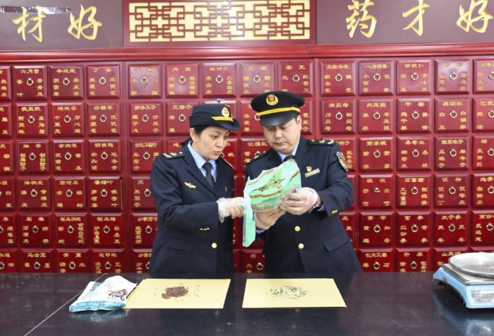 圖為開封市市場監(jiān)管部門執(zhí)法人員在一家藥品經(jīng)營企業(yè)檢查中藥飲片質(zhì)量、標簽標識情況。