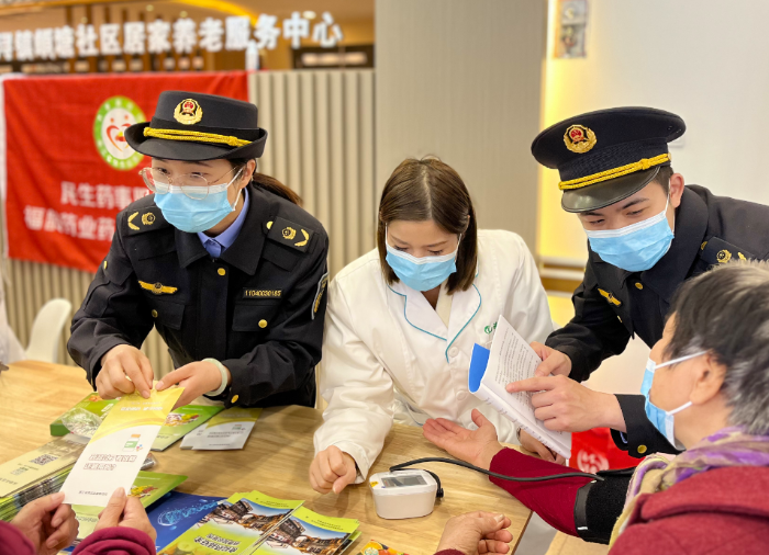 圖為該局組織志愿服務(wù)人員在一家養(yǎng)老機(jī)構(gòu)為老年人提供測血壓等藥事惠民服務(wù)。