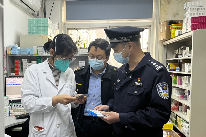 圖為執(zhí)法人員在一家醫(yī)療機(jī)構(gòu)檢查第二類精神藥品儲(chǔ)存條件。