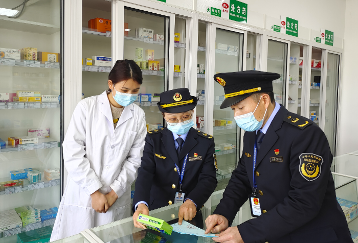 圖為該局執(zhí)法人員在一家藥店檢查藥品購進(jìn)登記記錄。