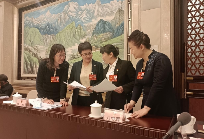 　　3月7日，十四屆全國(guó)人大一次會(huì)議北京代表團(tuán)部分代表在小組會(huì)議結(jié)束后，繼續(xù)就關(guān)注的話題進(jìn)行深入交流討論。（涂宣 攝）