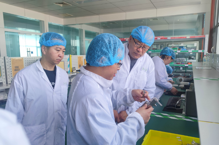 圖為檢查組在一家企業(yè)檢查醫(yī)療器械生產(chǎn)設(shè)備配備。