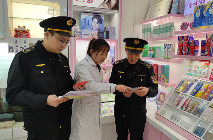 圖為3月10日，該局執(zhí)法人員在一家眼鏡店檢查隱形眼鏡標簽標識。