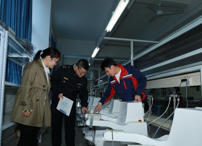 專項(xiàng)整治行動(dòng)中監(jiān)管人員在產(chǎn)品功能測(cè)試現(xiàn)場(chǎng)檢查(程奇 攝) 專項(xiàng)整治行動(dòng)中監(jiān)管人員在產(chǎn)品功能測(cè)試現(xiàn)場(chǎng)檢查(程奇 攝)