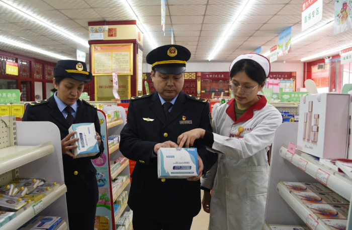 圖為開封市龍亭區(qū)市場監(jiān)管部門執(zhí)法人員在一家醫(yī)療器械經(jīng)營單位檢查試劑盒的標識標簽和購進情況。