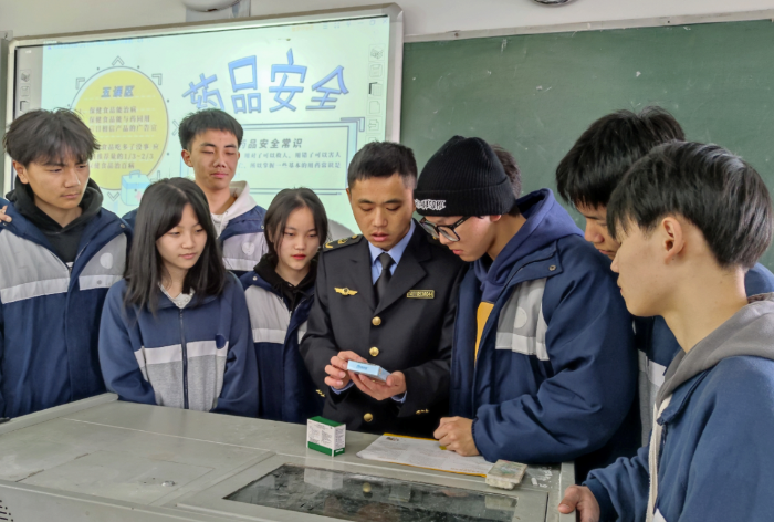 圖為該局工作人員給南豐一家學(xué)校的師生講解藥品安全知識(shí)。