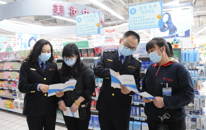 圖為該局執(zhí)法人員在一家大型商超化妝品專柜向經(jīng)營者宣講。