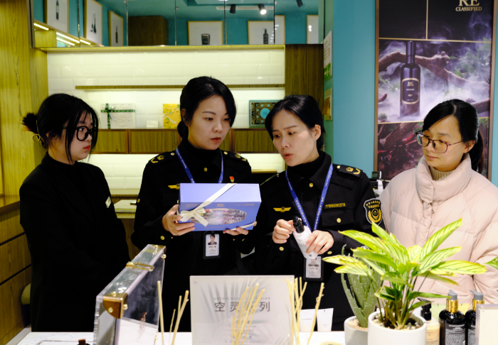 圖為該局執(zhí)法人員對城西街道商業(yè)綜合體內(nèi)一家化妝品店進(jìn)行檢查。