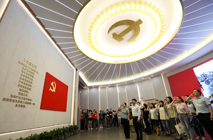 黨員在上海中共一大紀(jì)念館里重溫入黨誓詞（2021年6月3日攝）。新華社記者 劉穎 攝