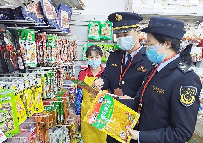 圖為4月5日該局執(zhí)法人員正在一鄉(xiāng)鎮(zhèn)校園周邊商店檢查“辣條”。