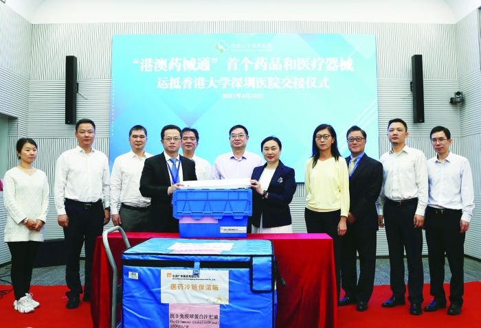 圖為2021年4月16日，通過“港澳藥械通”政策進(jìn)口的首個(gè)藥品“抗D免疫球蛋白注射液”和首個(gè)醫(yī)療器械“磁力可控延長鈦棒”運(yùn)抵香港大學(xué)深圳醫(yī)院。圖片由廣東省藥監(jiān)局提供