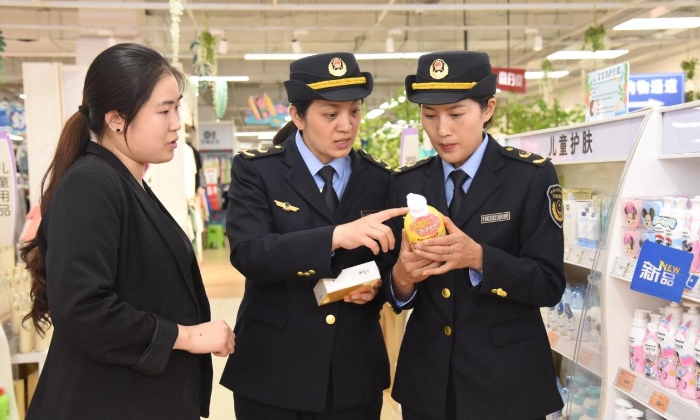 圖為執(zhí)法人員在一家化妝品經營企業(yè)檢查兒童化妝品的標簽標識。