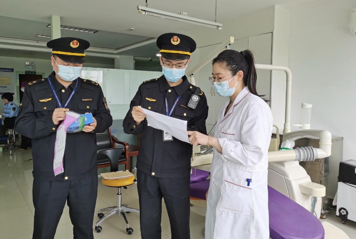 圖為執(zhí)法人員對醫(yī)療器械進行抽樣 圖為執(zhí)法人員對醫(yī)療器械進行抽樣