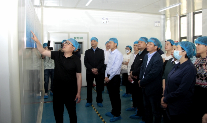會議期間，省藥監(jiān)局組織參會人員前往化妝品生產(chǎn)經(jīng)營企業(yè)實地觀摩學習，圖為在化妝品生產(chǎn)企業(yè)觀摩學習現(xiàn)場。