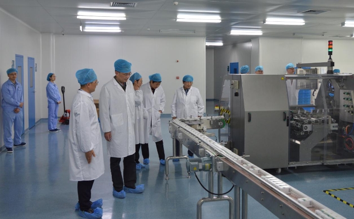 圖為調(diào)研組實(shí)地查看一家生物制藥企業(yè)生產(chǎn)車間，了解企業(yè)需求。
